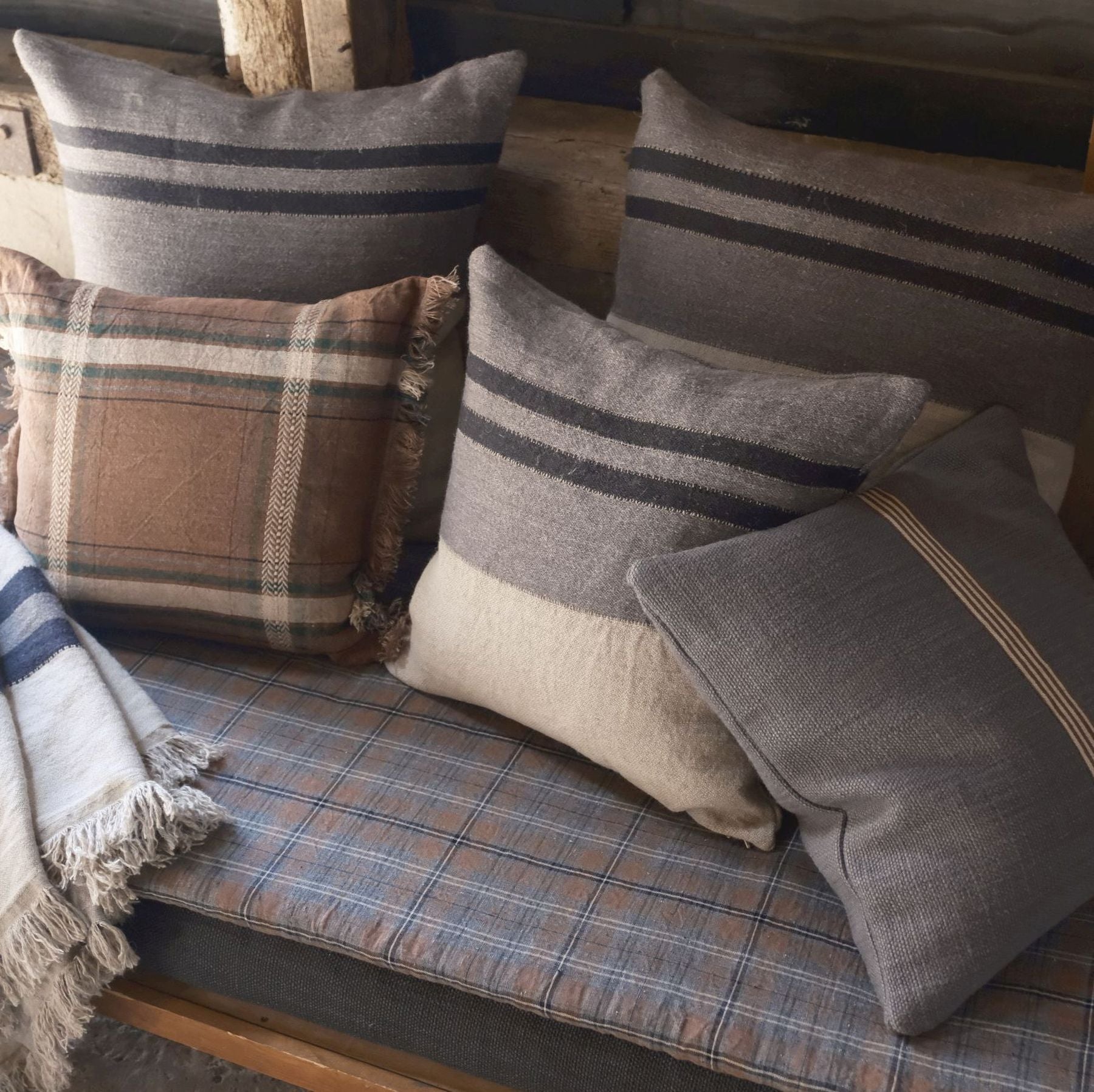 Black House Stripe: Throw