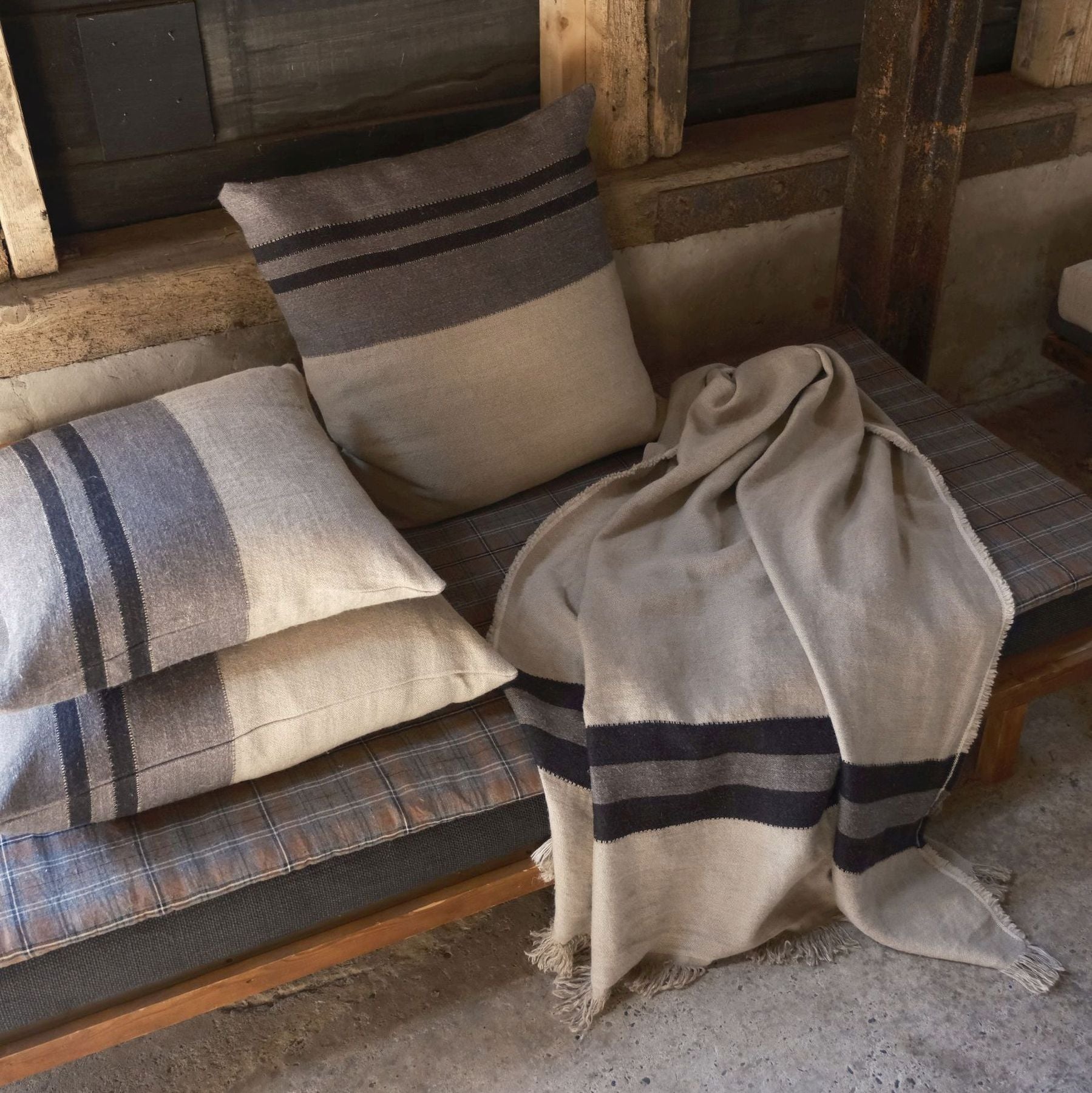 Black House Stripe: Throw