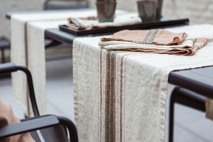 Gypsum: Table runner